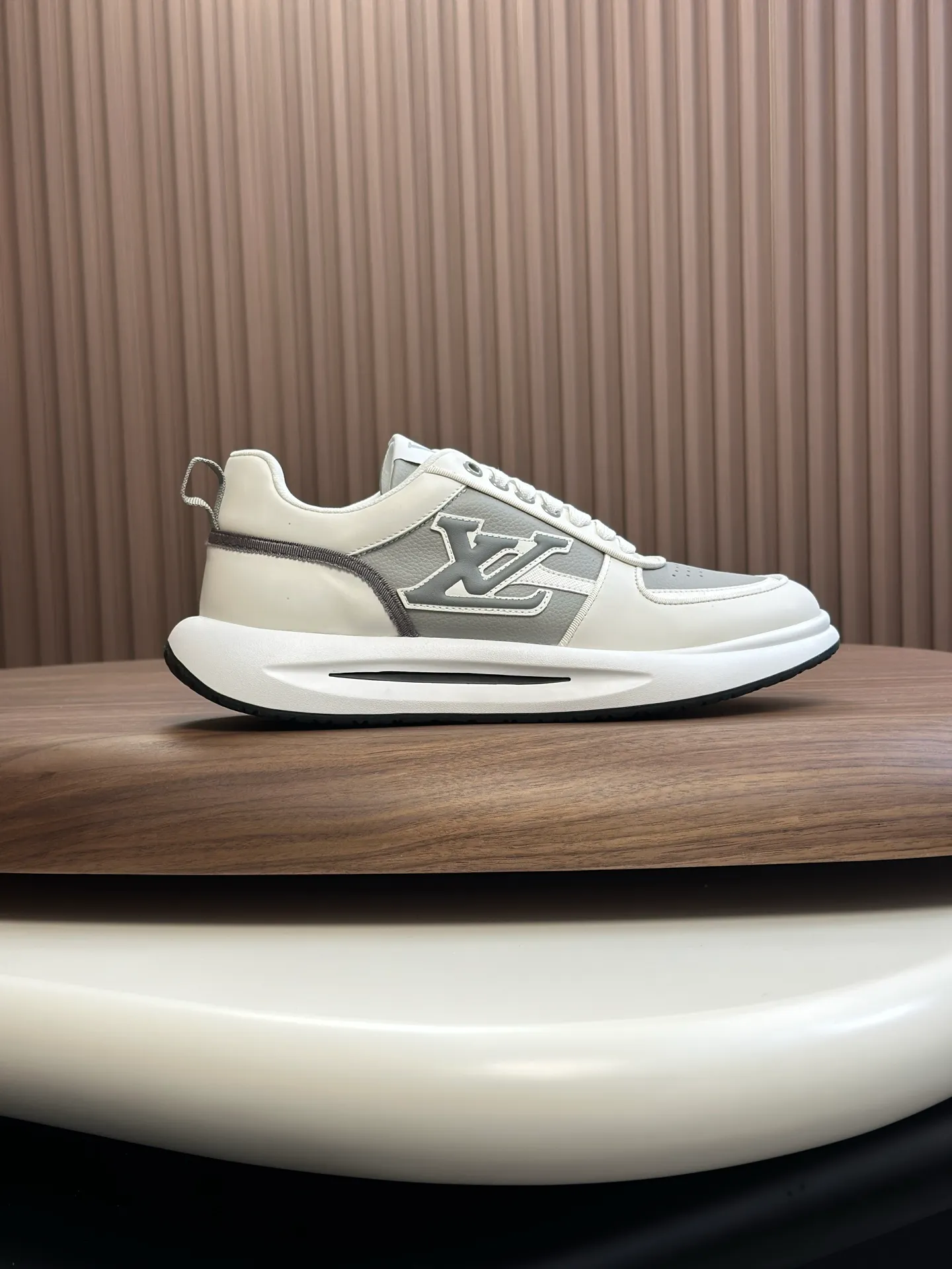 Men's shoes💰780 Lv 🔍Top purchasing agent🇮🇹 Louis Vuitton, the sports sneaker counter is synchronized, the uppers are imported from Italy, high-quality splicing colorful and complex crafts, the imported mesh padding is soft and comfortable, soles: original soles specially provided by the original factory, T men's men's shoes 💰U exclusive movable molded soles are super comfortable, original factory and single goods, 🔍🔍high quality, you can enter and leave the counter at will, welcome to compare, code number 38-44 (customized 45)